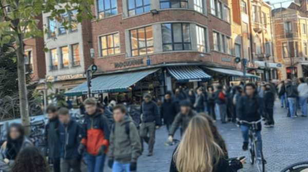 1775763746-Drukke straat met café en fiets
